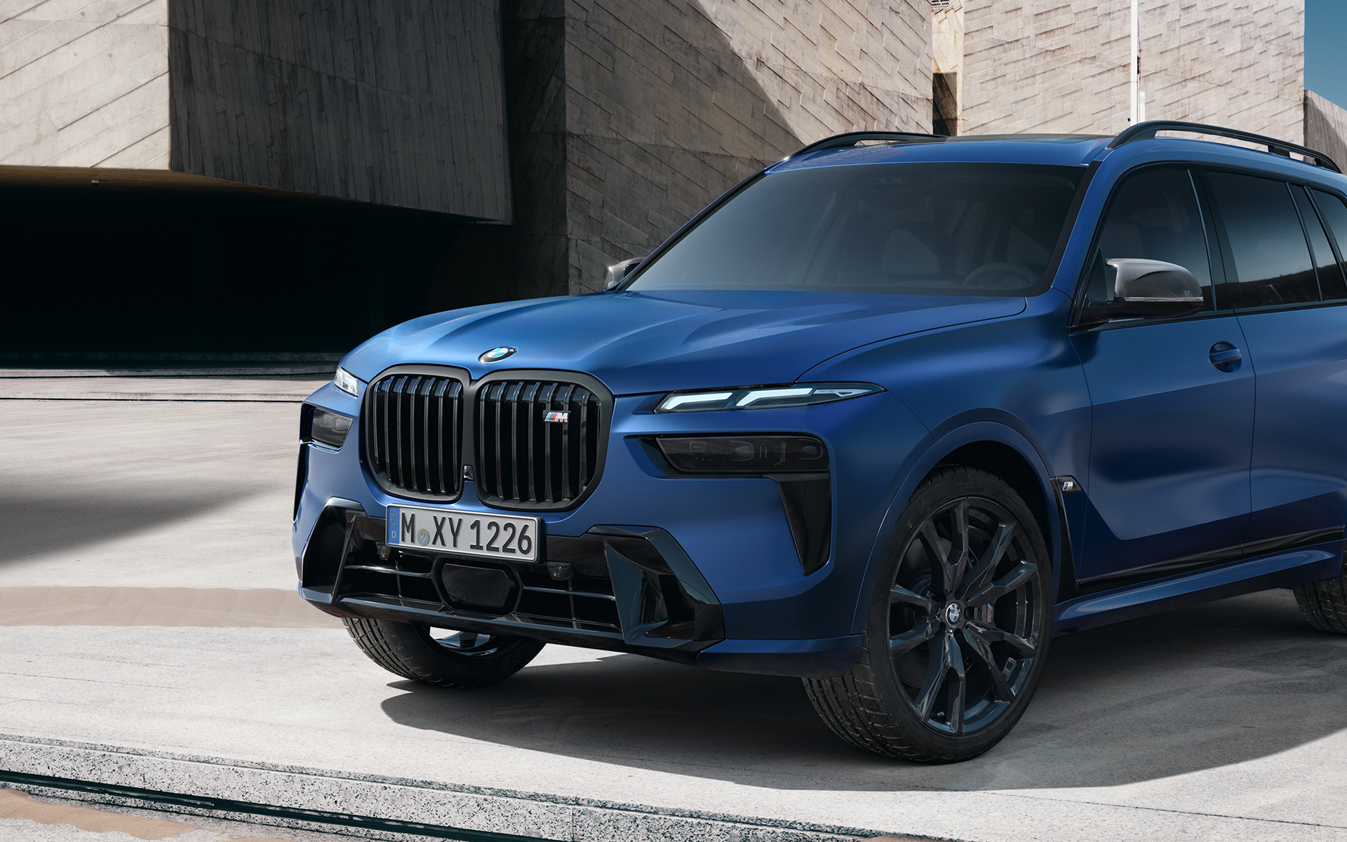 BMW X7 M60i xDrive G07 LCI BMW Individual Frozen Marina Bay Blue metallic three-quarter side view standing in section